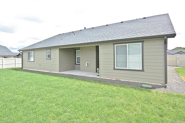 Building Photo - Single Level 3 Bedroom 3 Bathroom Home in South Meridian