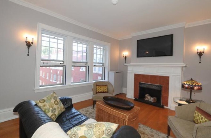 Living room - 224 N Oak Park Ave