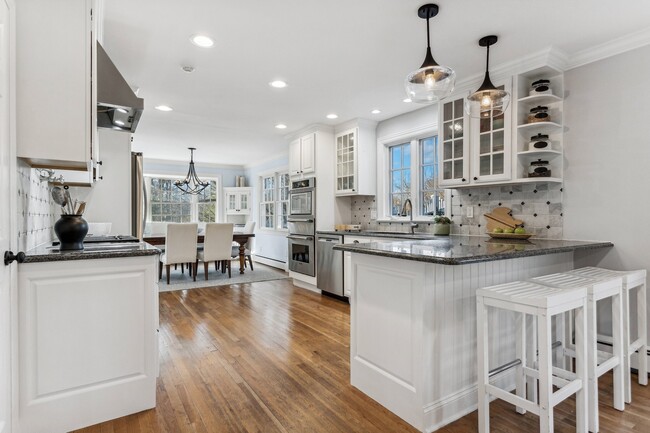 Eat in kitchen with counter & stools - 4 Ivanhoe Ln