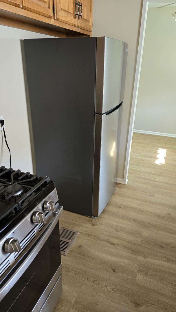 Building Photo - Recently Renovated 2 Bed 1 Bath