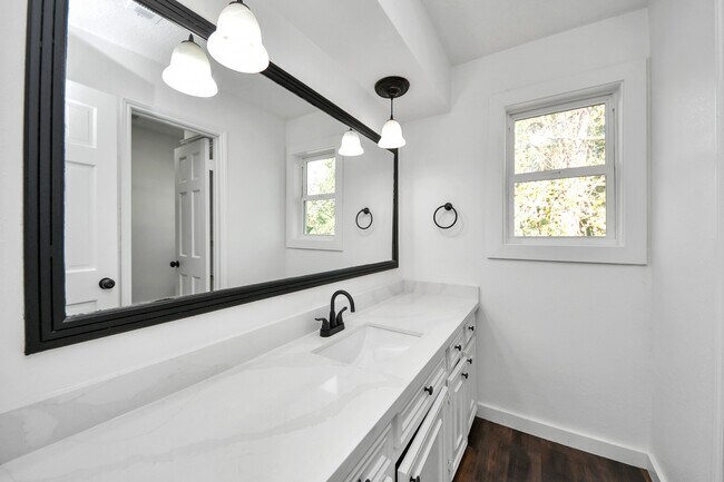 Building Photo - 616 S Rivershire Dr