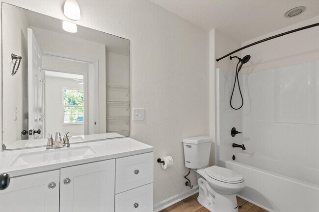 Building Photo - Knoxville 37912 - 3 bedroom, 2.5 bath all ...