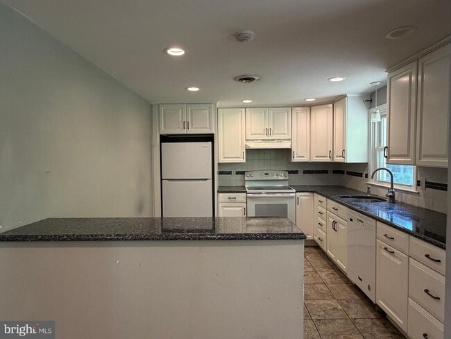 Building Photo - 319 Meetinghouse Ln