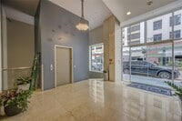 Building Photo - 917 Main St