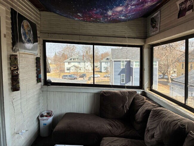 Building Photo - 3 bed 1 bath near UWEC! Available June 1st