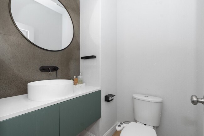 Building Photo - 5426 Oriente Ln