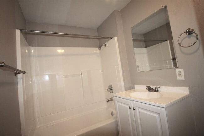 Building Photo - Classy 3BD/2BA House - Spacious Bedrooms, ...
