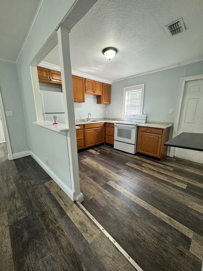 Building Photo - 2 Bedroom 1 Bath near Busch Garden