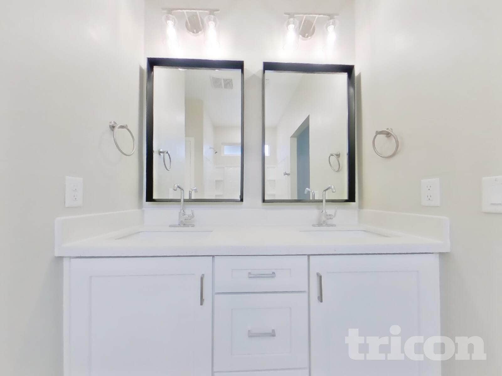 Building Photo - 1349 N Parkcrest