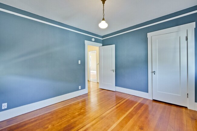 Building Photo - Updated Bungalow located in Downtown Redwood City & 15 miles from SF International Airport