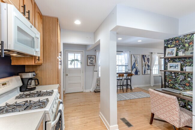 Building Photo - 3 Lakeview Dr