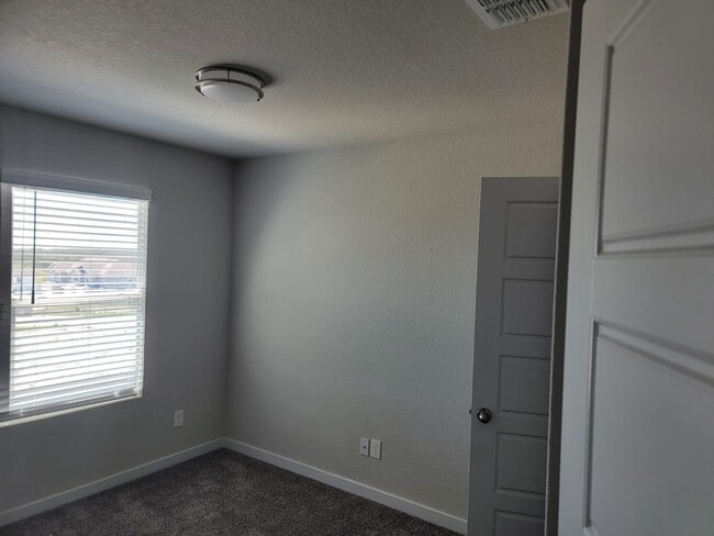 Building Photo - 412 Abigail Aly