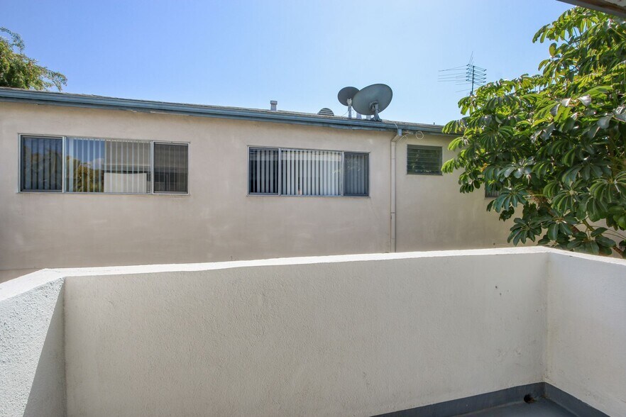 Building Photo - 3735 Mentone Ave