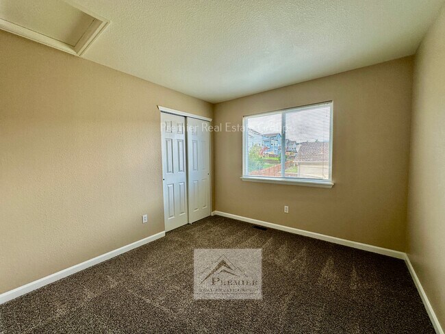 Building Photo - 8486 Meadowcrest Dr