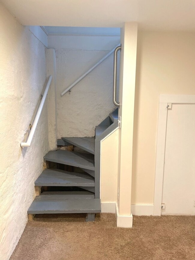 Building Photo - 903 Dewey Ave