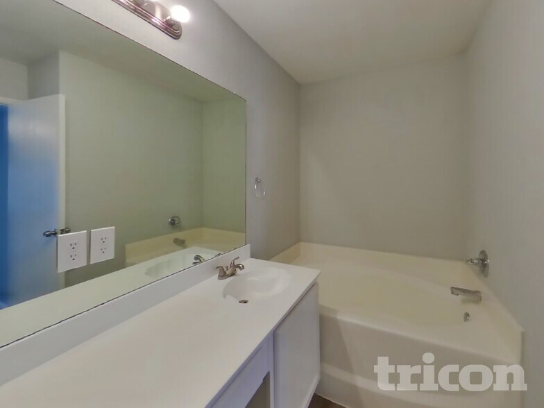 Building Photo - 1700 Bob Dr