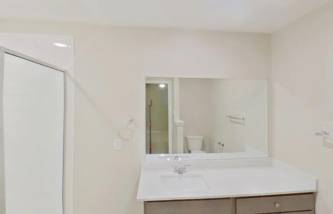 Building Photo - MOVE IN READY