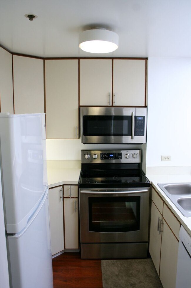 Building Photo - Beautiful 2 BR 2BA 2 story condo with laun...