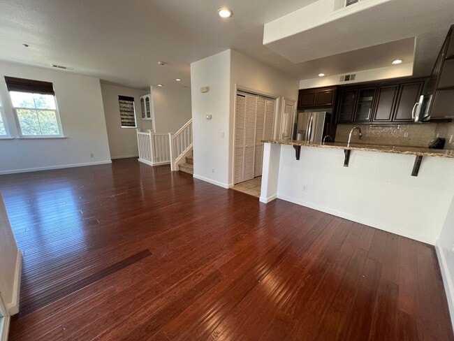Building Photo - $4295-Beautiful Tri-level 3 Bed/2.5 Ba Townhome in Hampton Park/North San Jose