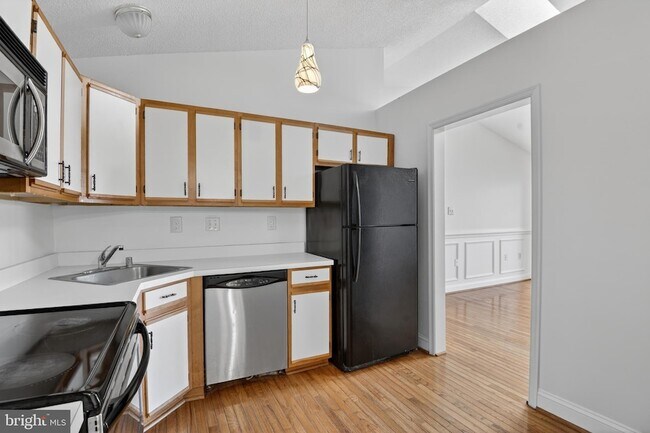 Building Photo - 108-11-111 Timberlake Terrace