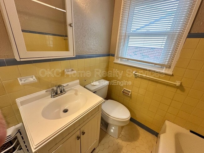 Building Photo - 1216 NE 42nd St