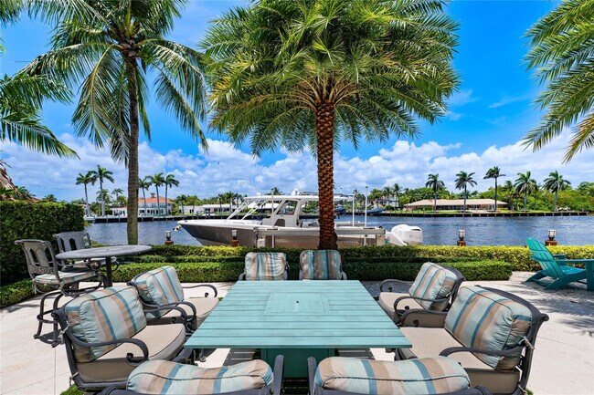 Building Photo - 2307 N Riverside Dr