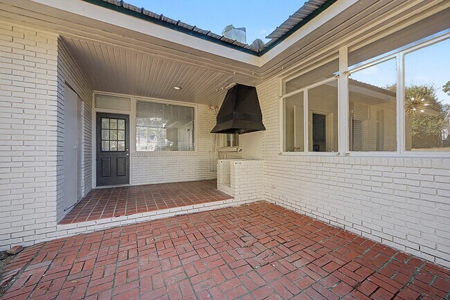 Building Photo - 1008 N Van Buren St