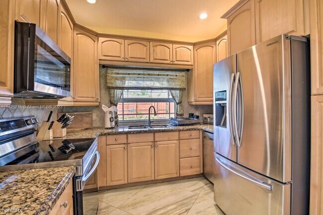 Building Photo - 4 br, 3.5 bath House - 531 SW 167th Ter