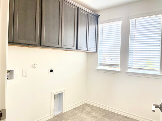 Building Photo - 2901 Bronx Dr