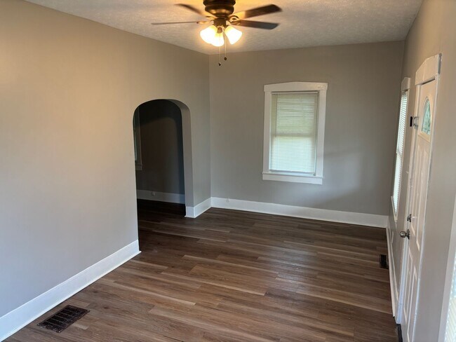 Building Photo - Charming 3BR/1BA Home with Modern Updates ...