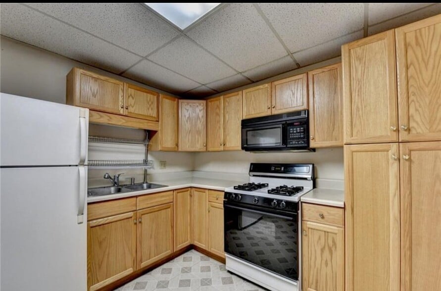 Building Photo - 3250 Governors Ct