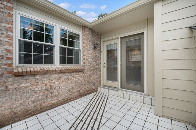 Building Photo - Welcome Home to Bristol Cove - Rare End-Unit Ranch Townhome in Centennial!