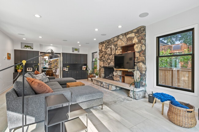 Building Photo - 9526 Lawndale Ave