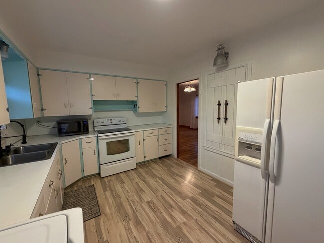 Building Photo - 181 W Custer Ave