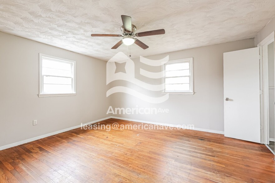 Building Photo - 115 S 1659