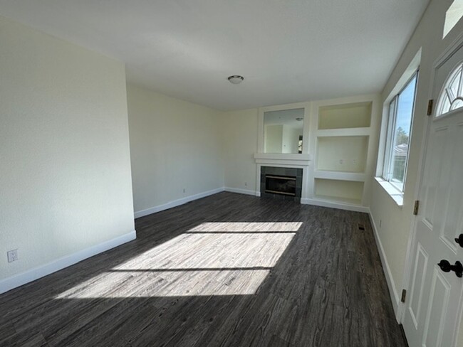 Building Photo - Beautiful 4 Bedroom House in Coffey Park A...