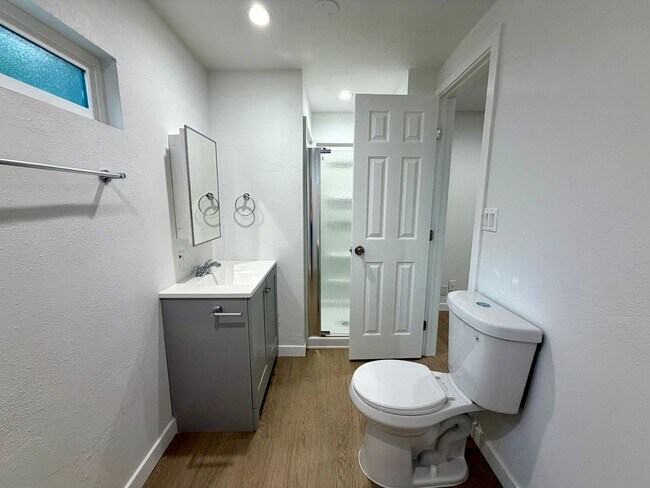 Building Photo - Charming 2 bed 2 bath home in Simi Valley!