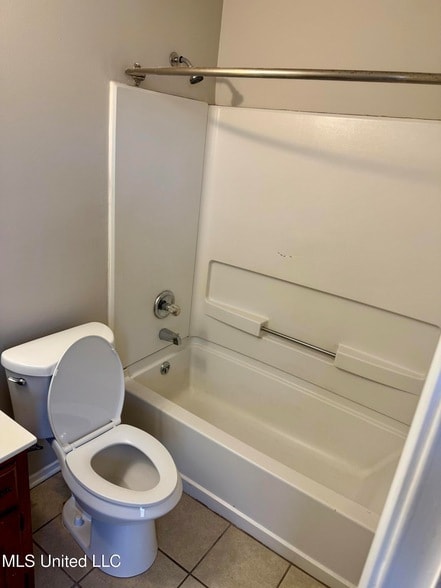 Building Photo - 6050 Somerset Dr