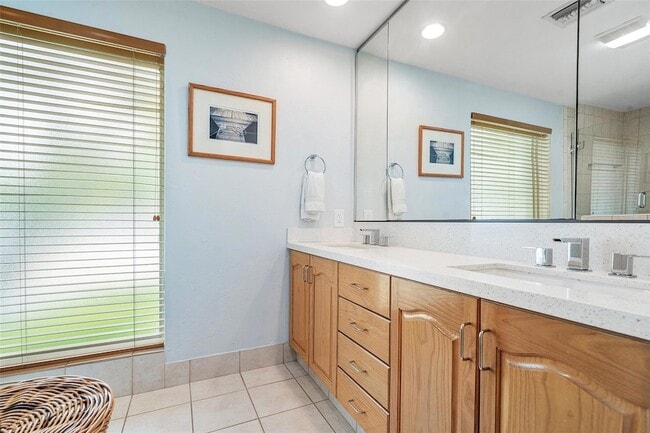 Building Photo - 4510 Bayview Dr