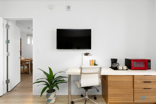 Building Photo - 2602 E Hallandale Beach Blvd