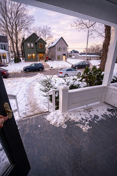 Front patio - 1283 E Fulton St