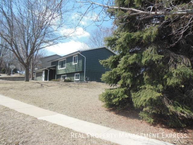Building Photo - 3 Bedroom 2 Bathroom Home with a Fireplace...