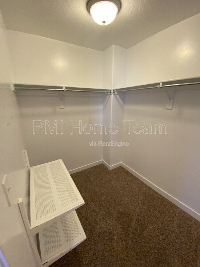 Building Photo - 972 Stonehaven Dr