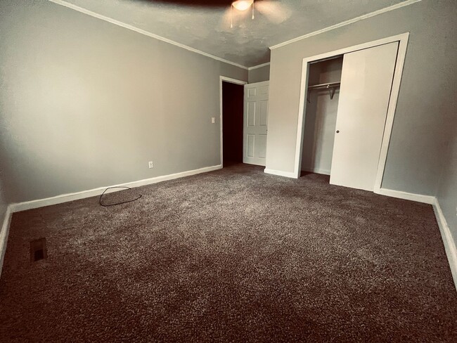 Building Photo - Farmhouse Charm!