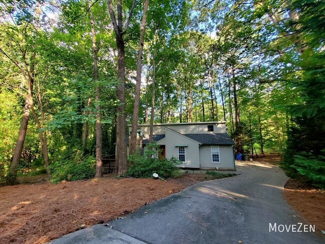 Building Photo - Single Family Home on private wooded lot