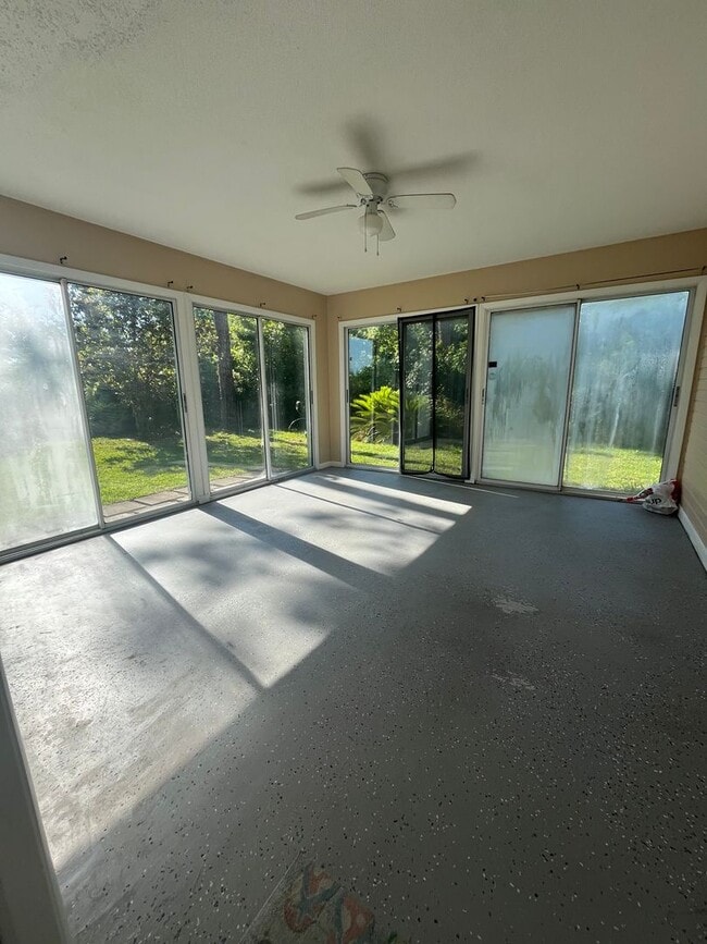 Building Photo - Super Cute 3bd 2bath with Florida Room!!