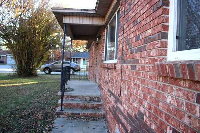 Building Photo - 4 BEDROOM HOUSE BY ELEMENTARY SCHOOL*