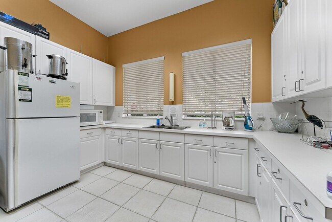 Building Photo - 9038 SE La Creek Ct