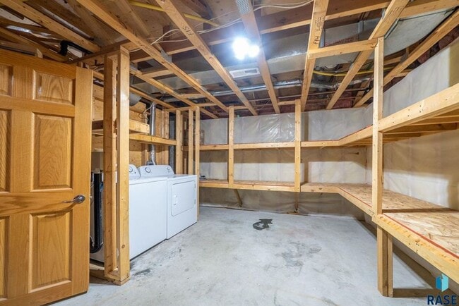 Building Photo - Charming Multi-Level Home! Large Backyard,...