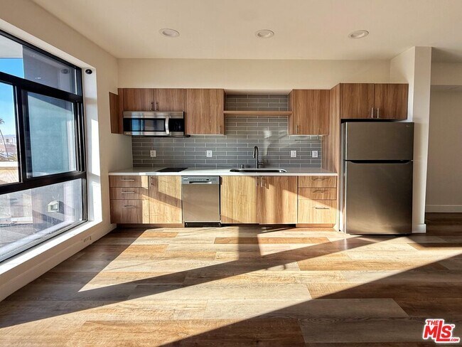 Building Photo - 723 S St Andrews Pl